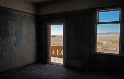 Blick aus einem Fenster im Obergeschoss über den Ort