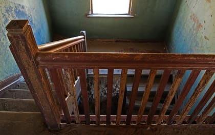 Holztreppe mit Geländer im Architektenhaus