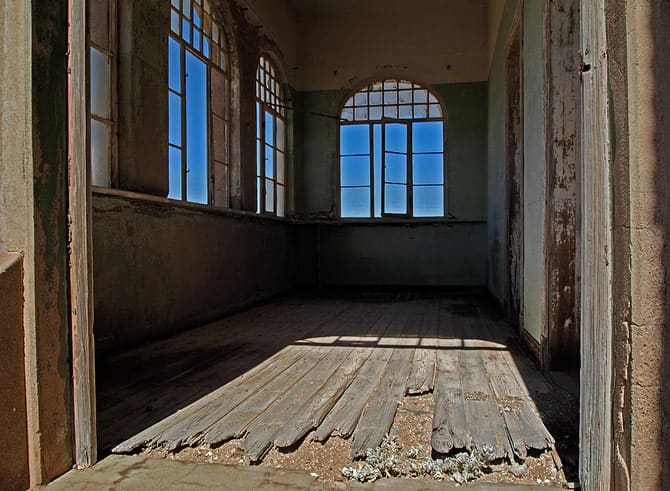 Raum im Arzthaus mit großem Fenster und Sand auf dem Boden