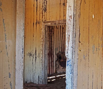 Holzwand mit abgeblätterter Farbe