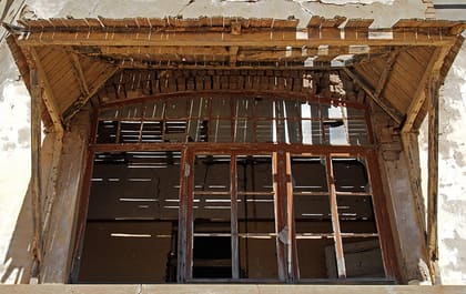 Blick nach oben in den ausgebauten Dachstuhl