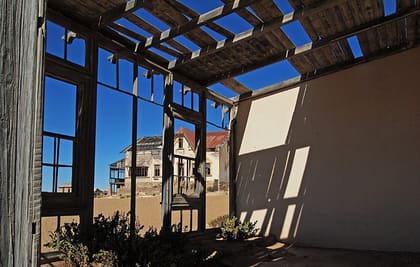 Veranda des Direktorenhauses mit Blick auf den Ort