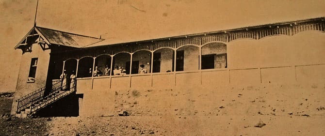 Das langgestreckte Krankenhaus von Kolmanskop, historische Aufnahme
