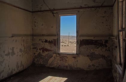 Raum mit Fenster und Blick in die Wüste