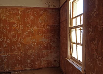 Orangefarbene Wand mit Fenster und Licht