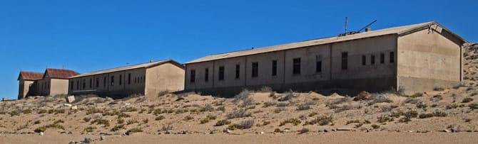 Langgestrecktes Junggesellenhaus von Kolmanskop im Sand