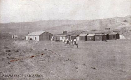 „Kolmanskop, G.S.W. Africa“, frühe Aufnahme der Siedlung