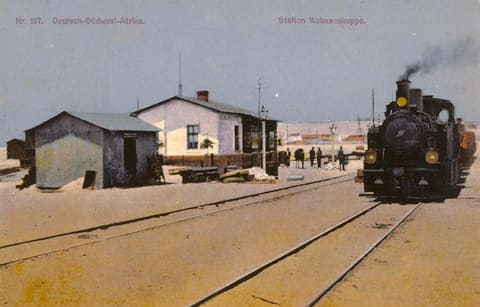 Die Bahnstation Kolmanskuppe mit Dampflokomotive, kolorierte Postkarte