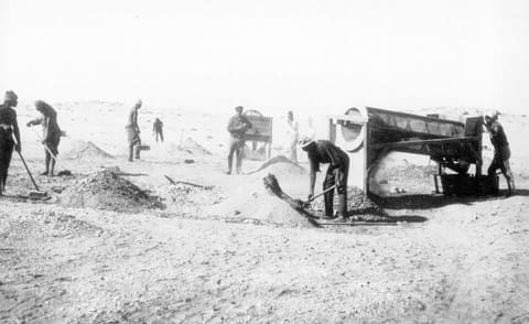 Diamantensuche per Hand auf dem Feld, historische Aufnahme