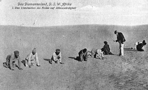 Diamantensucher kriechen auf dem Sand, historische Aufnahme