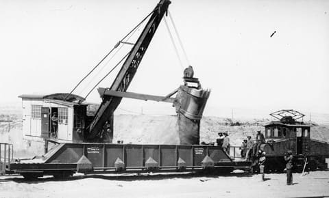 Greifbagger beim Verladen von Diamantensand