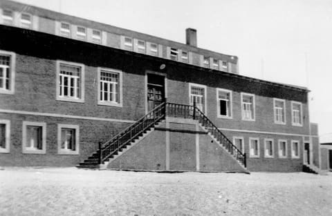 Historische Außenansicht des Kasinos in Kolmanskuppe mit Freitreppe