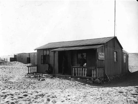 Die Polizeistation von Kolmanskuppe, Holzhaus mit Veranda
