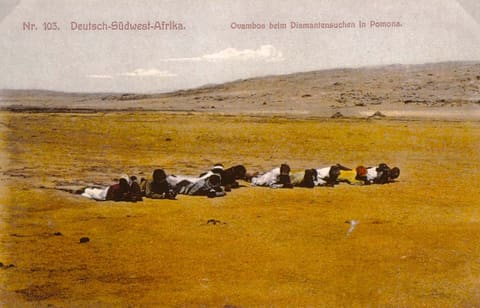 Diamantensucher liegen im Pomonagebiet auf dem Boden, kolorierte Postkarte