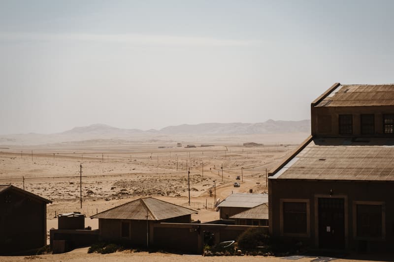 Häuser an der Küste bei Lüderitz in der Abenddämmerung