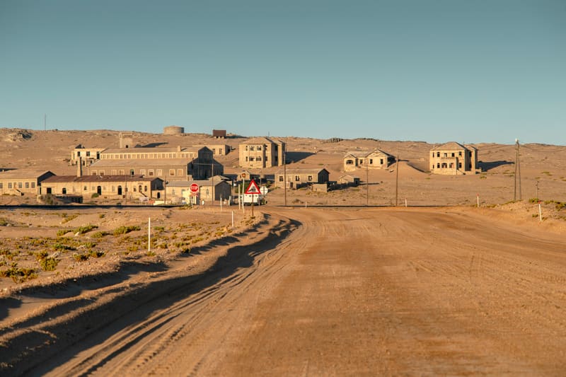Die Zufahrt nach Kolmanskop von der B4 mit den Häusern im Hintergrund