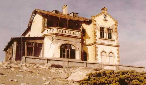Das verfallene Direktorenhaus um 1980