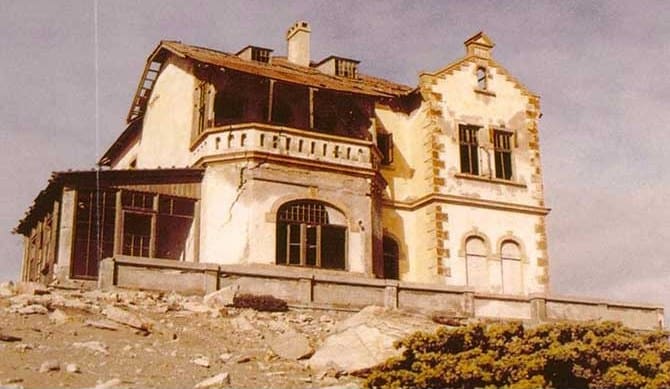 Das Direktorenhaus von Kolmanskop als Ruine um 1980